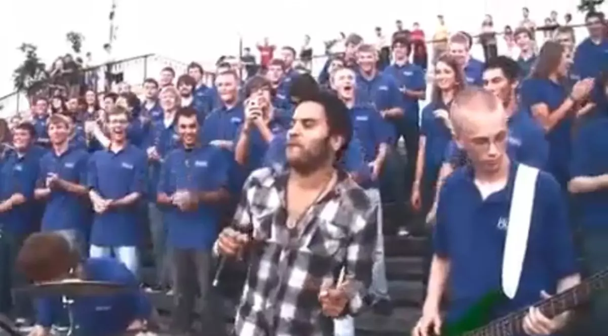 Video | Lenny Kravitz a oferit un super recital pe stradă