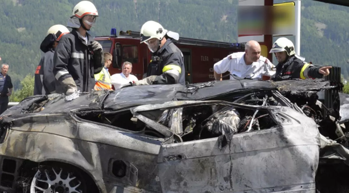 Au scăpat ca prin minune după ce maşina în care se aflau a luat foc