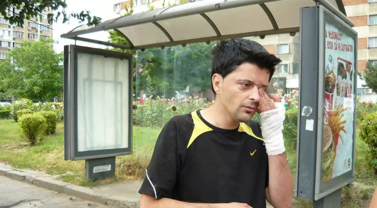 Un bărbat s-a plimbat cu o perfuzie în mână pe străzile Craiovei