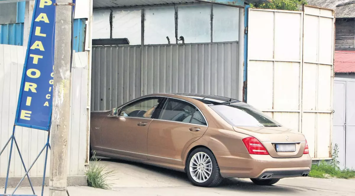 Preşedintele lui Dinamo îşi duce Mercedesul de 80.000 € la o modestă spălătorie de cartier