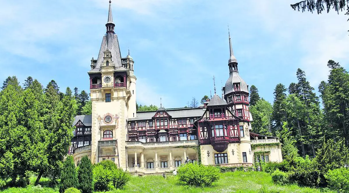 Se alege praful de castelul Peleş!