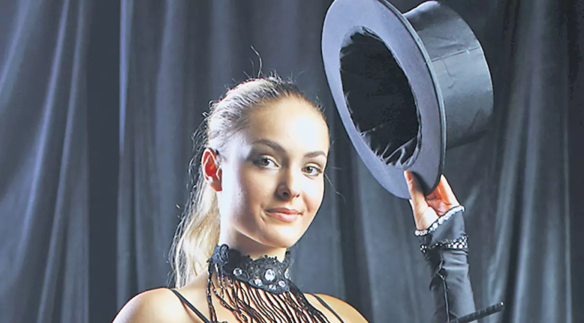 Cristina Strecopîtov, prima femeie din România cu diplomă de magician