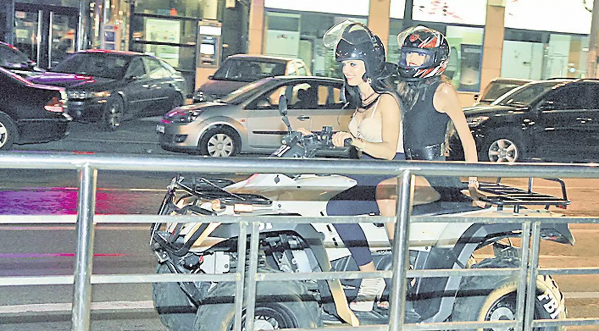 Moni a venit cu ATV-ul la o petrecere