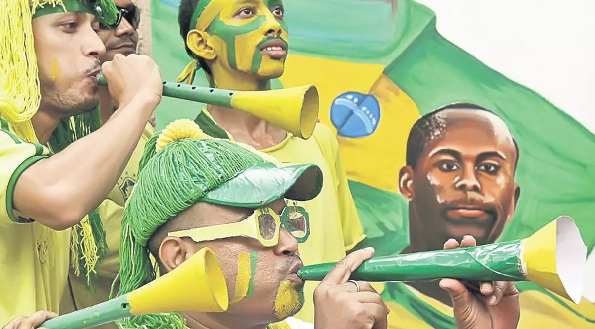 Reduceţi sunetul vuvuzelelor!