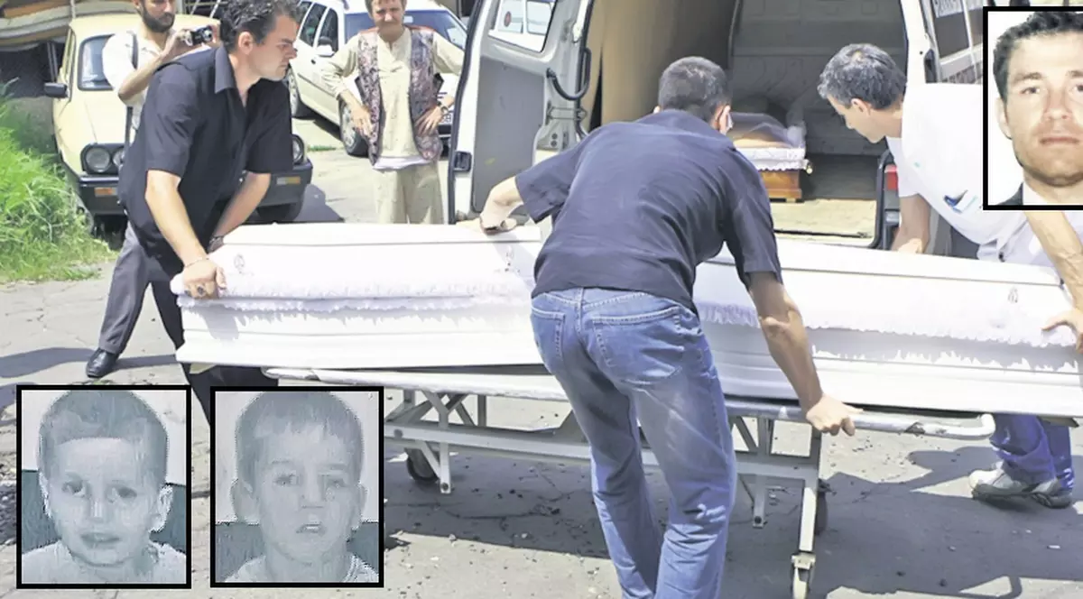 Preotul criminal şi fiii săi pe care i-a înjunghiat vor fi îngropaţi împreună