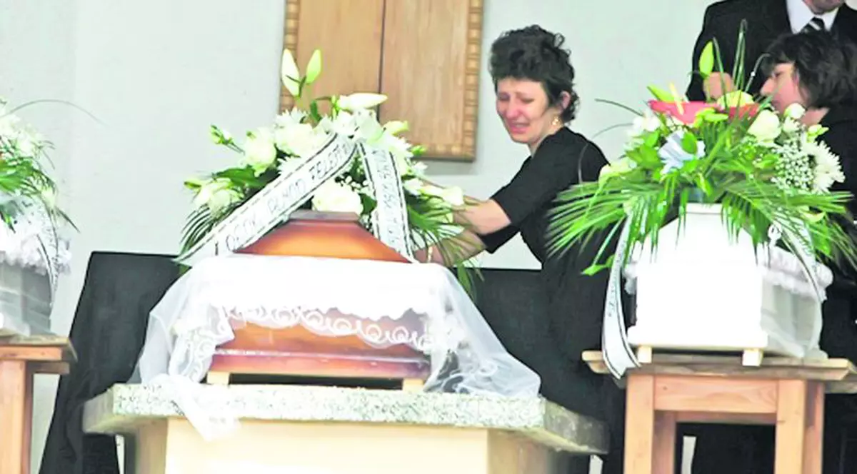 Jolan Cseh, nevasta preotului din Mediaş care şi-a ucis copiii, nu s-a dezlipit de sicrie