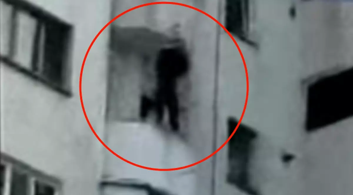 S-a aruncat de la etajul 6 după ce a fugit de la spitalul de psihiatrie