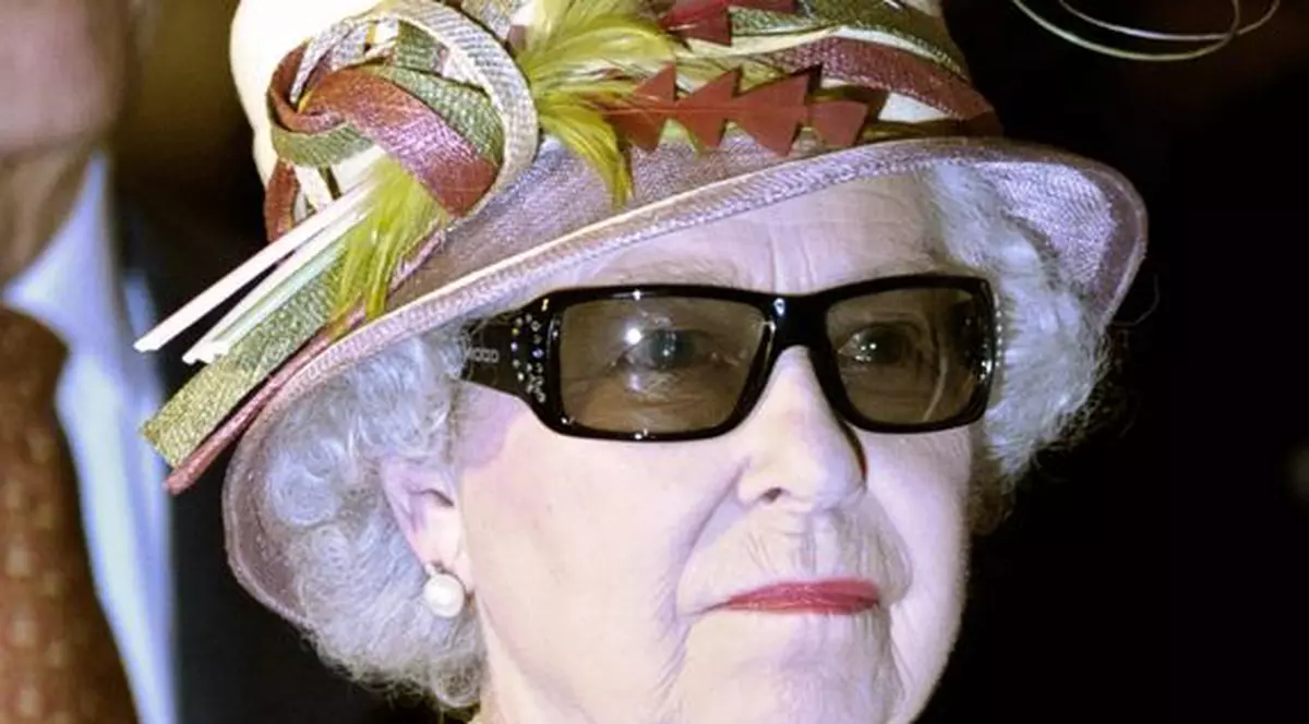 Regina Elisabeta a-II-a poartă ochelari 3D cu Swarovski