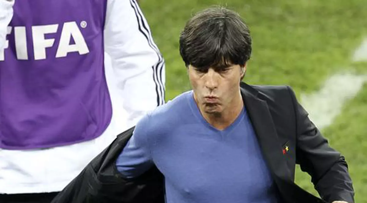 Puloverul norocos al lui Joachim Low s-a vândut ca pâinea caldă în Germania