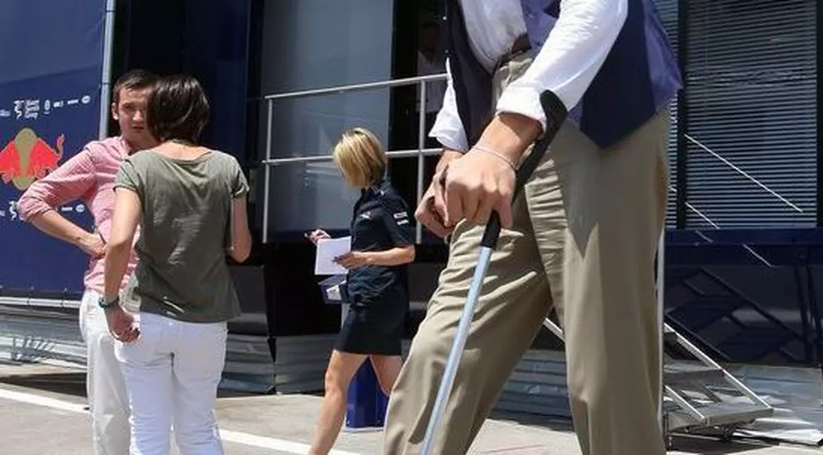 Cel mai înalt om din lume doarme într-un pat de trei metri