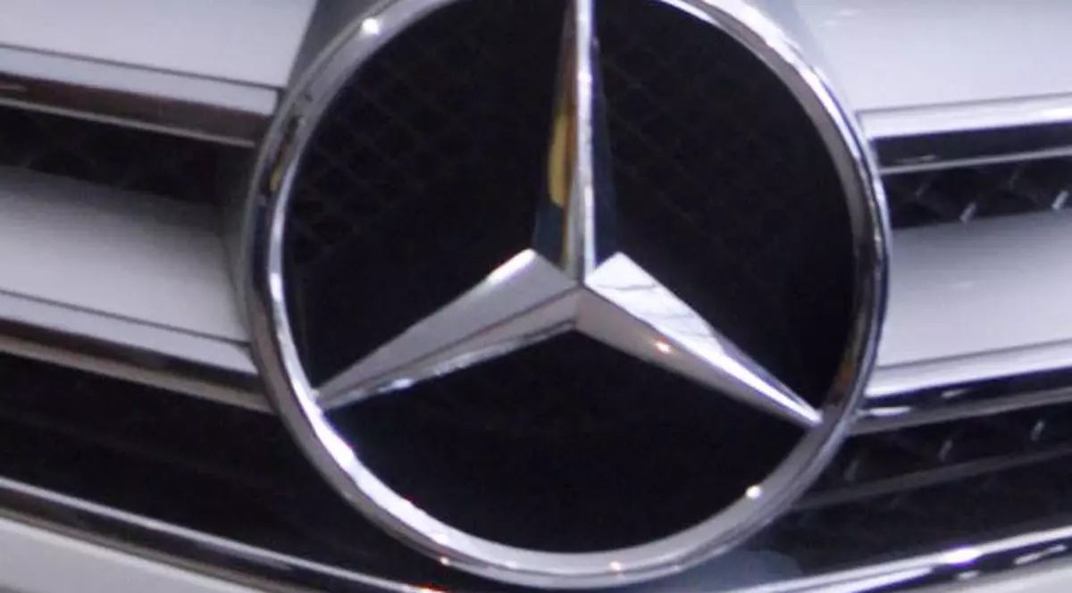 Angajaţii Mercedes au liber pentru a urmări semifinala Cupei Mondiale