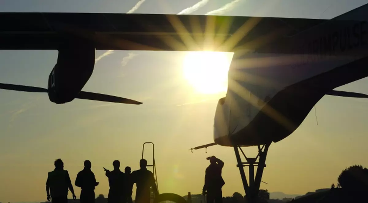 Avionul Solar Impulse a zburat 26 de ore