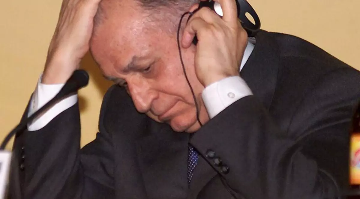 Iliescu: "Băsescu simte că pierde teren şi se distanţează de Guvern" 