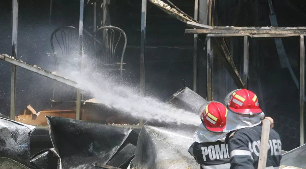 Patru case au ars din cauza unei butelii, în Capitală 