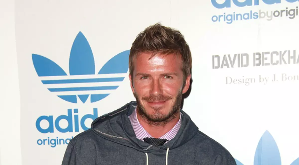 O chelneriţă a cântat o serenadă pentru David Beckham şi Snoop Dogg