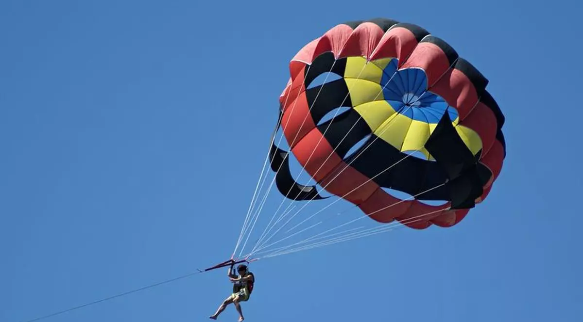Momente de groază! Doi parașutiști s-au lovit în aer / VIDEO