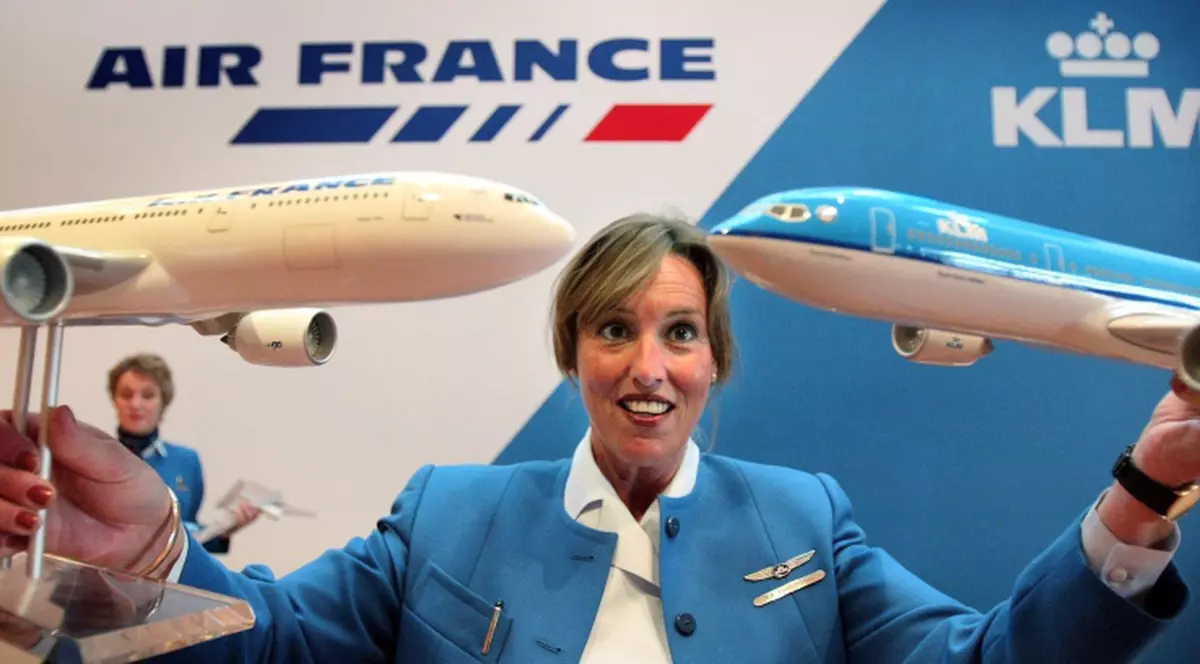 Stewardesă Air France, prinsă furând când pasagerii dormeau