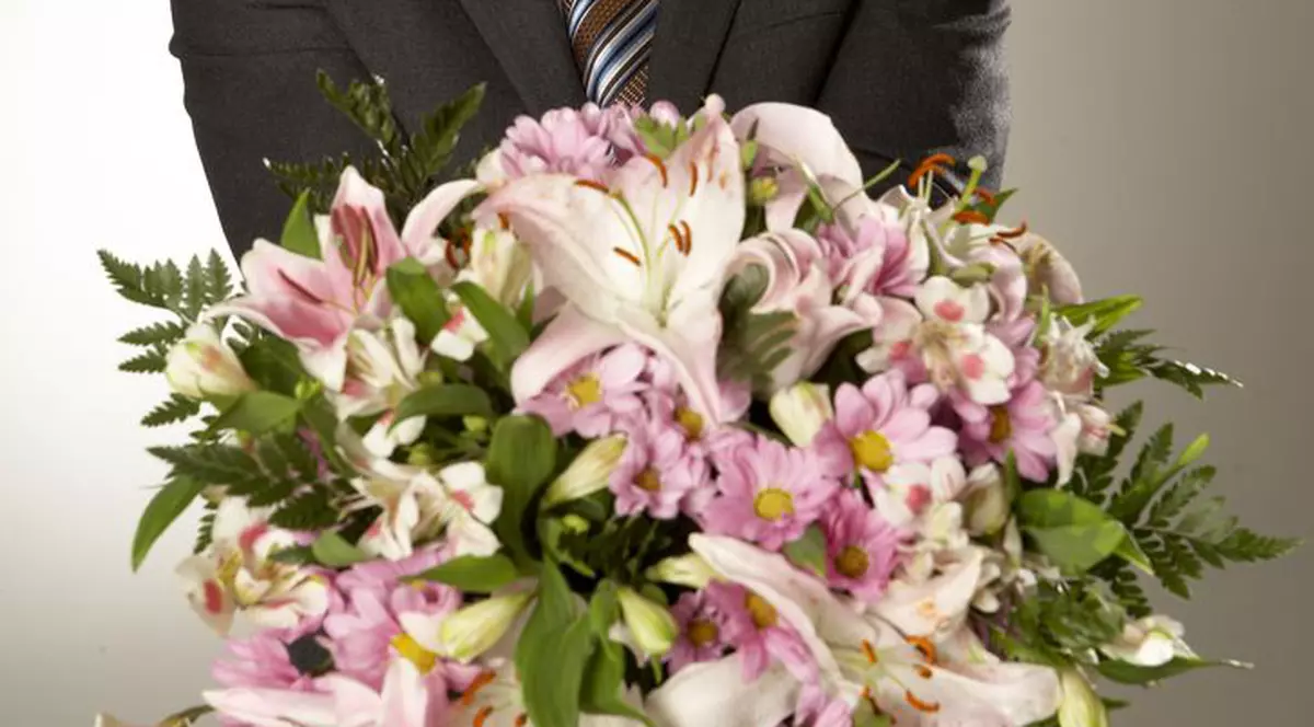 A jefuit o bancă cu un buchet de flori