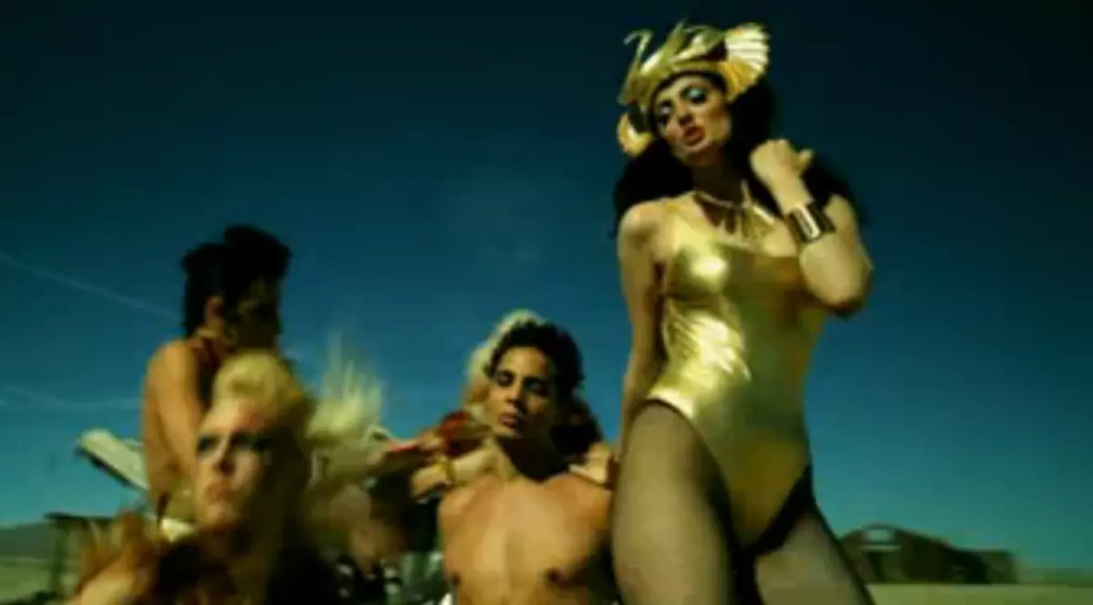 Premieră | Noul videoclip al Claudiei Pavel - Crazy