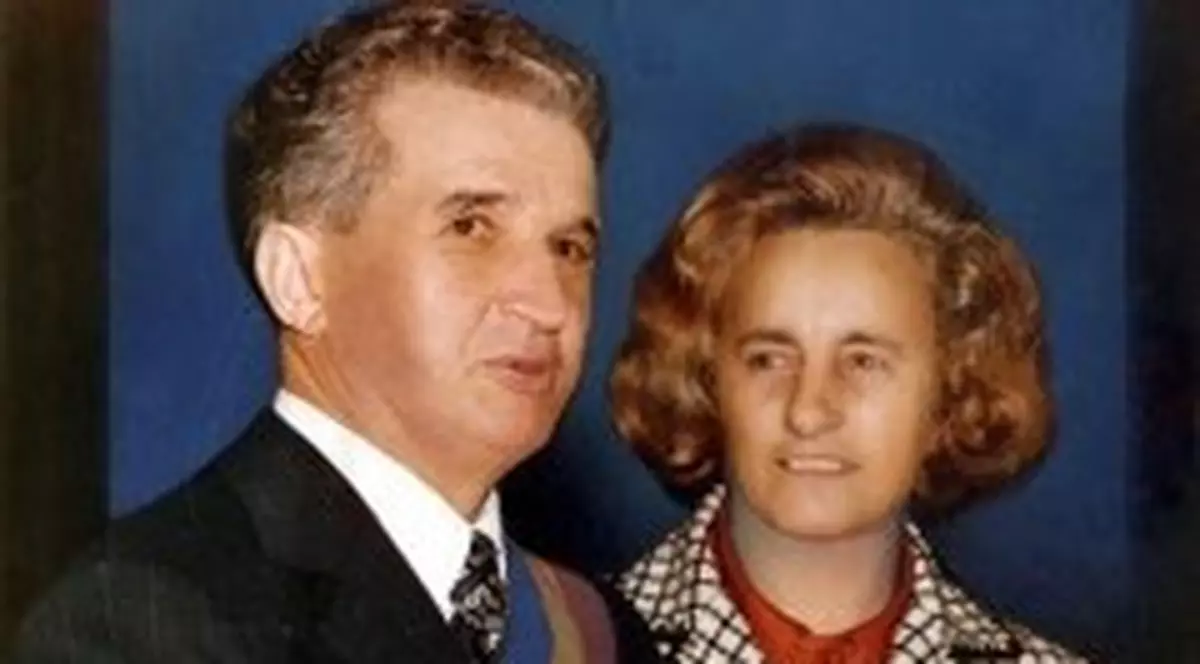 Nicolae şi Elena Ceauşescu au fost deshumaţi
