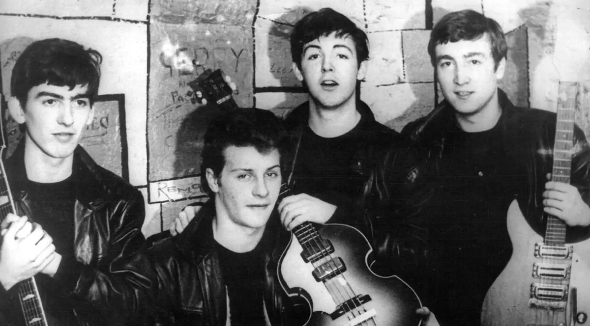 Un pian pe care l-au folosit “The Beatles”, scos la vânzare 