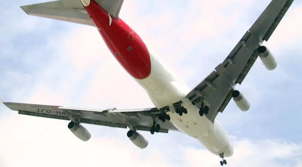 Un bloc uriaş de gheaţă a căzut dintr-un avion peste o casă