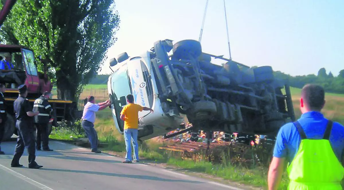 Un camion cu butelii s-a răsturnat, după ce şoferul a adormit la volan 