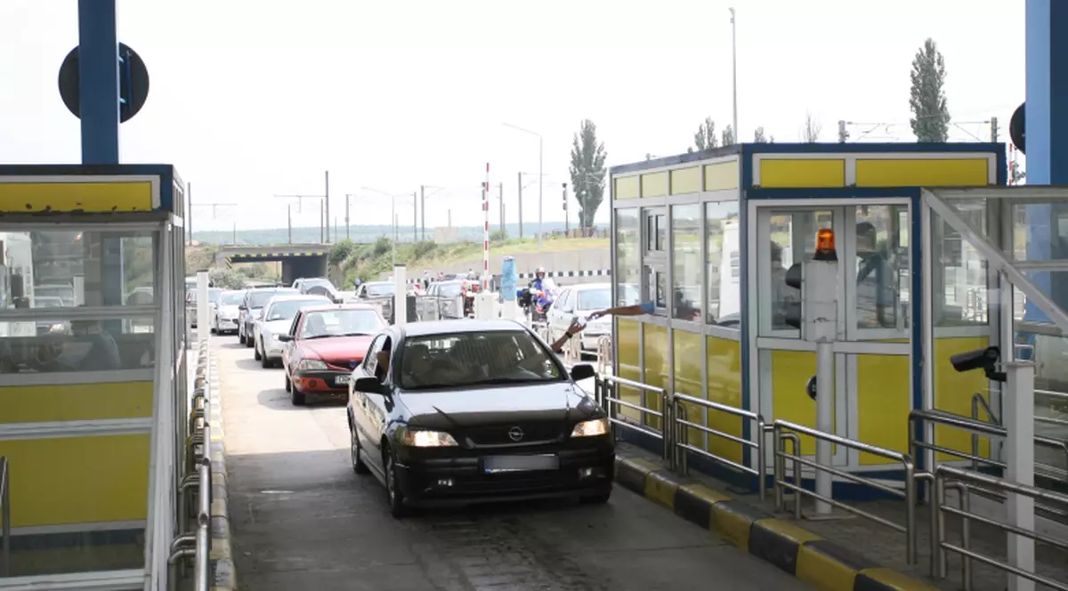 Coloane de maşini de 10 km, în drum spre mare