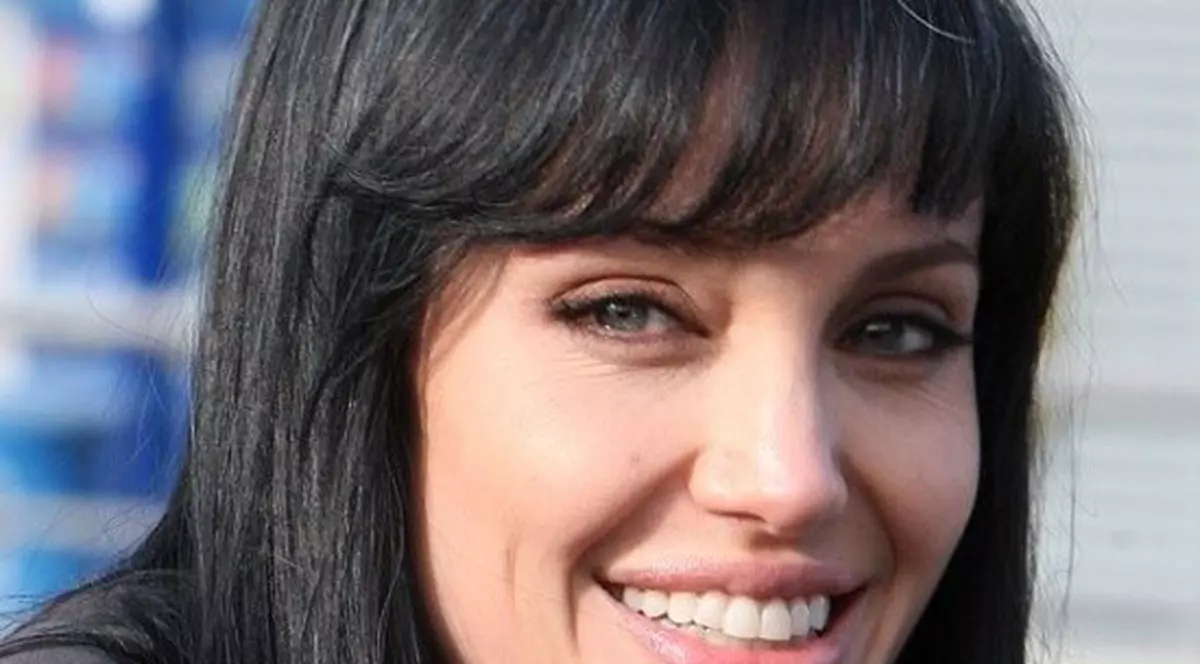 Angelina Jolie: "O parte din mine e 'sărită de pe fix'"