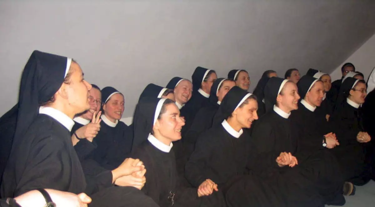 Nişte călugăriţe benedictine, pe urmele lui Lady GaGa