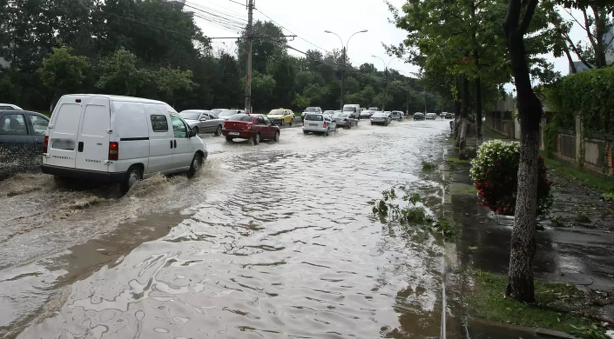 Ploi torenţiale în vest, centru şi nord. Apa poate depăşi 40 de litri/ metru pătrat