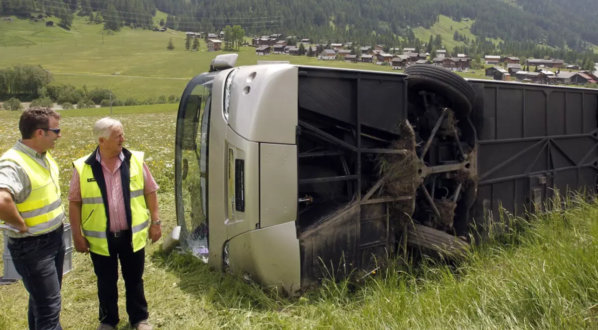Două persoane au fost rănite, după ce un autobuz s-a răsturnat pe DN 2D 