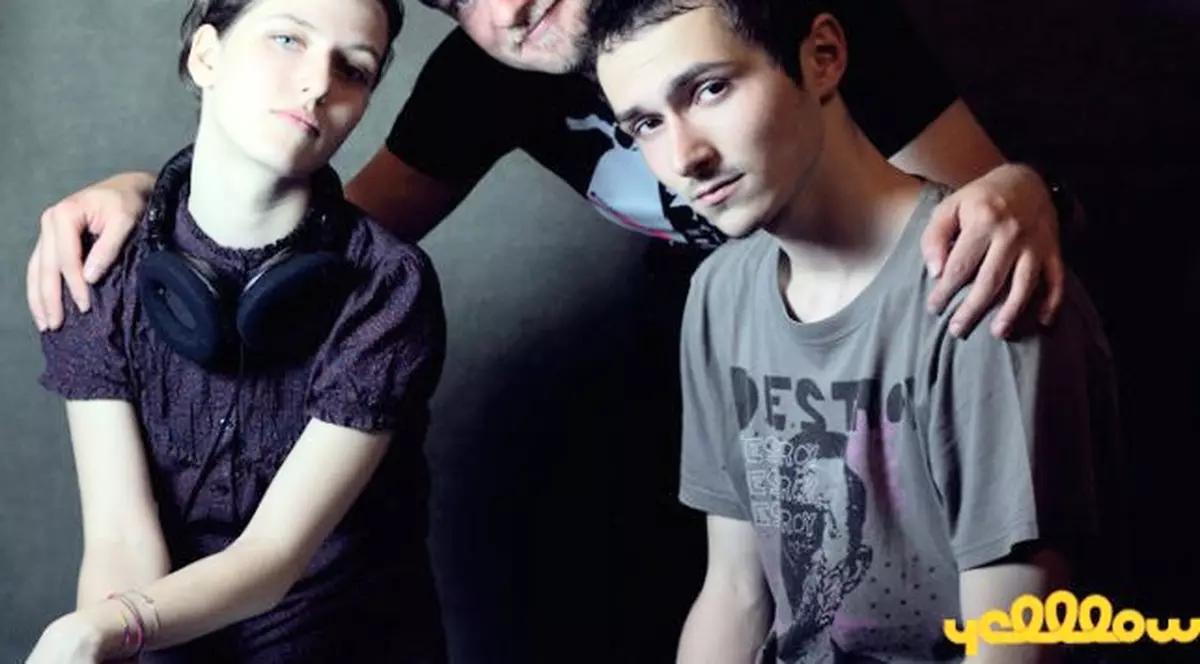 Ne place: Yelllow - Naive