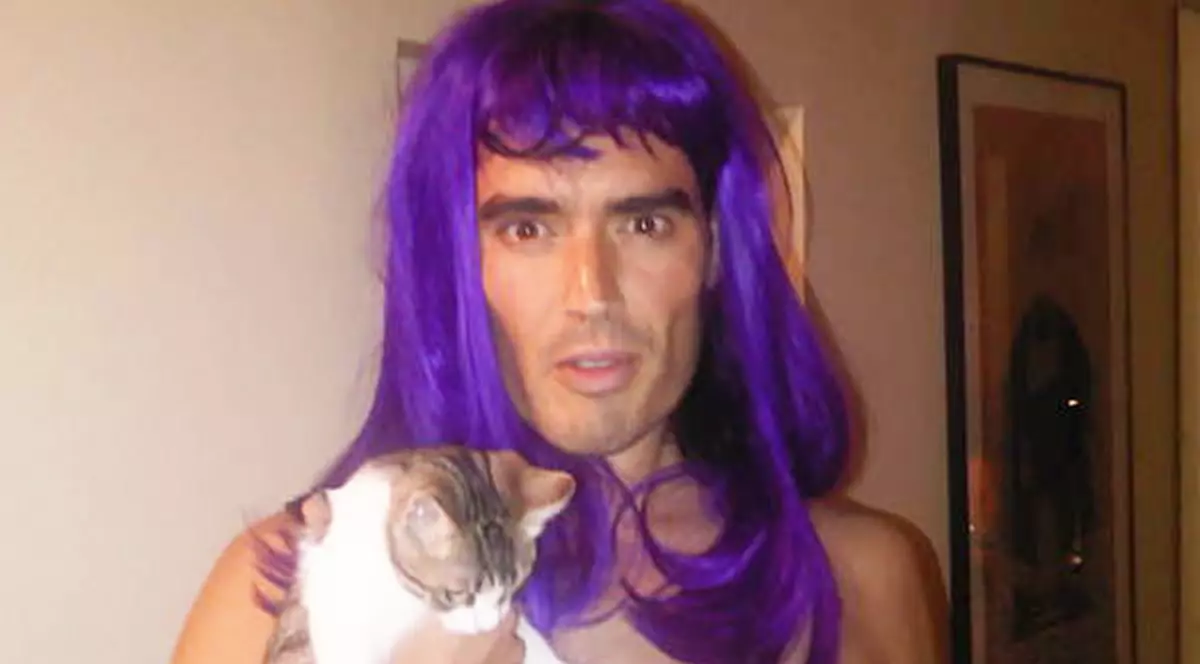 Russell Brand poartă perucile lui Katy Perry