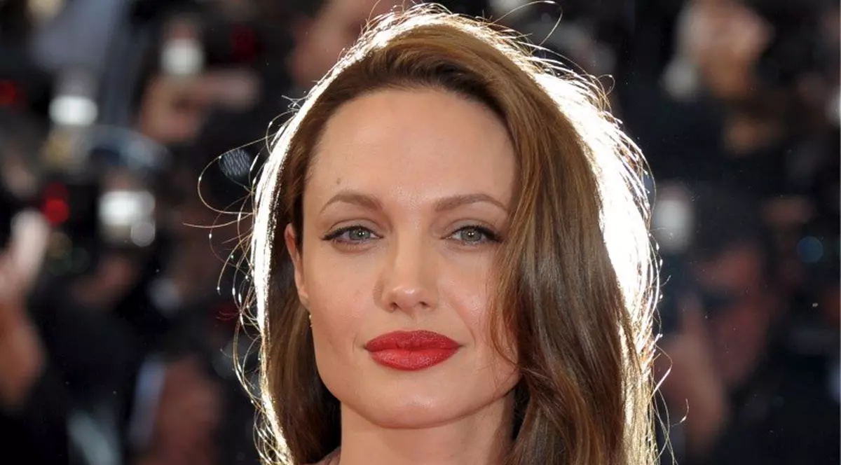 Angelina Jolie a pus stăpânire pe un cont de Twitter cu numele ei