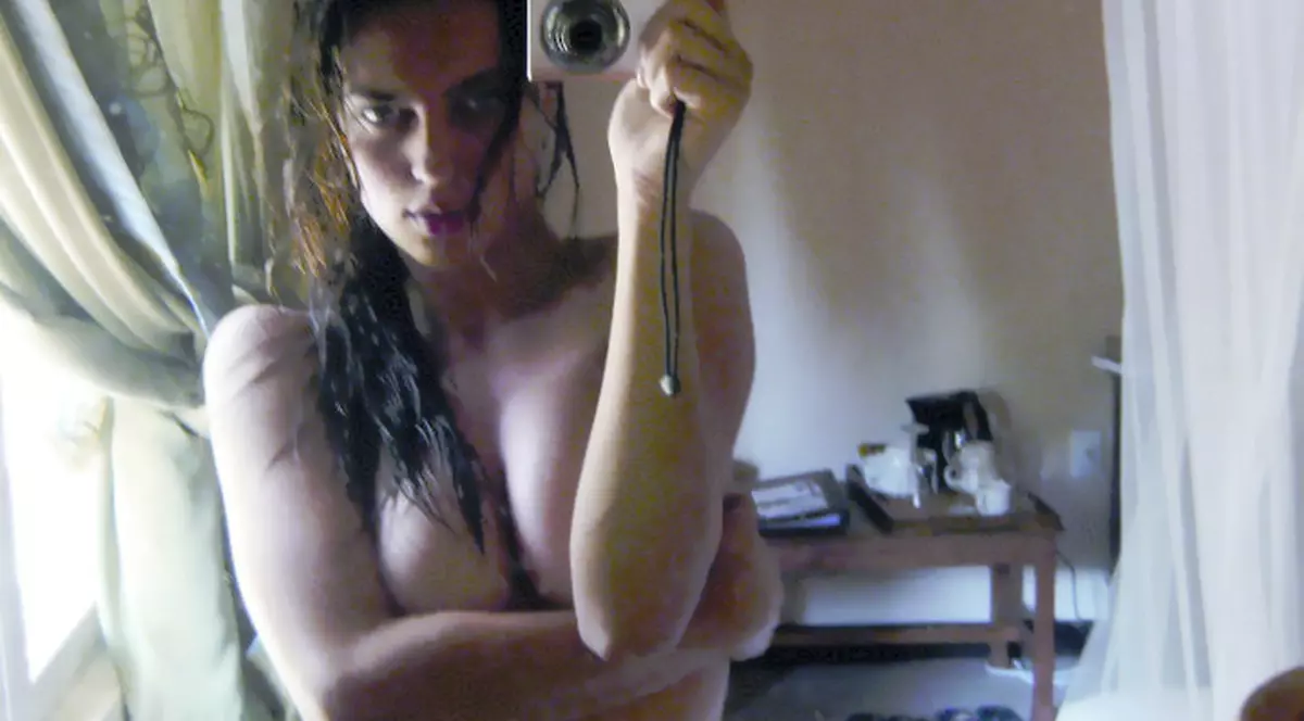 Catrinel Menghia s-a pozat goală în faţa oglinzii, pentru fanii săi 