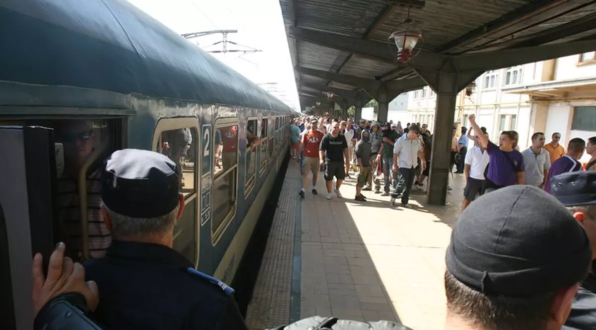 Doi indieni au vrut să iasă ilegal din România, ascunşi sub bancheta unui tren 
