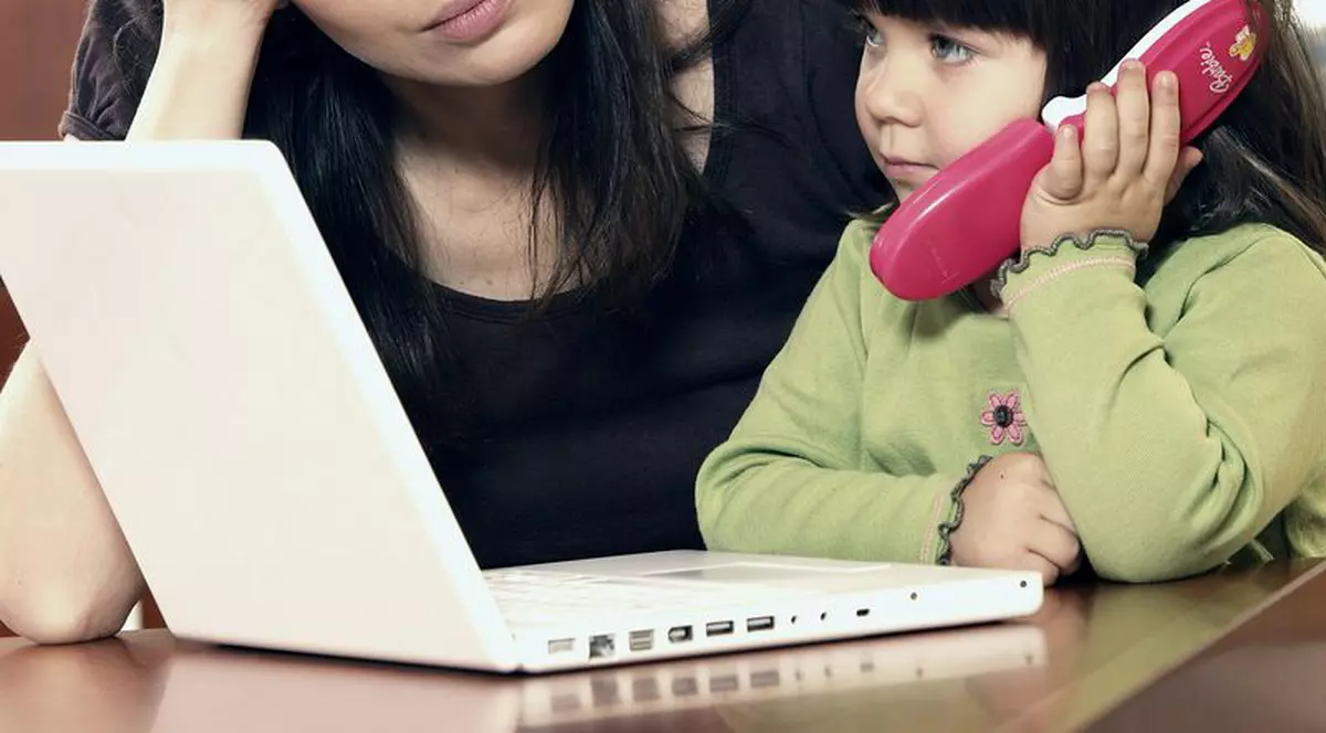 Doi copii, abuzați de propria mamă