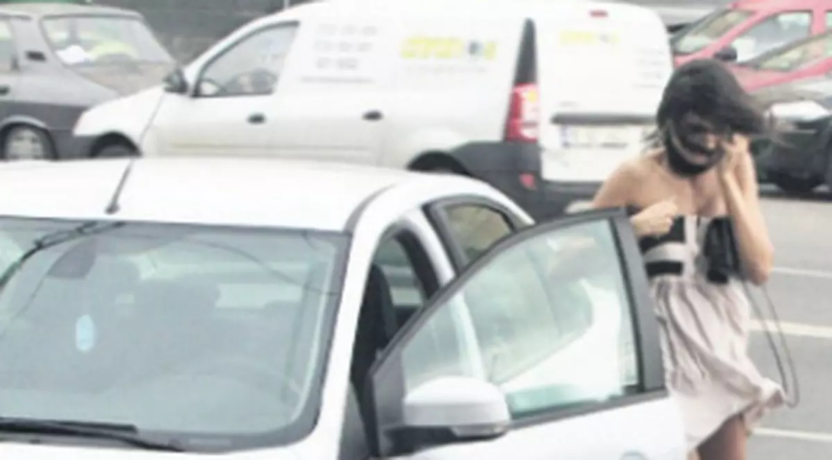 Andreea Tivadar conduce un Ford închiriat