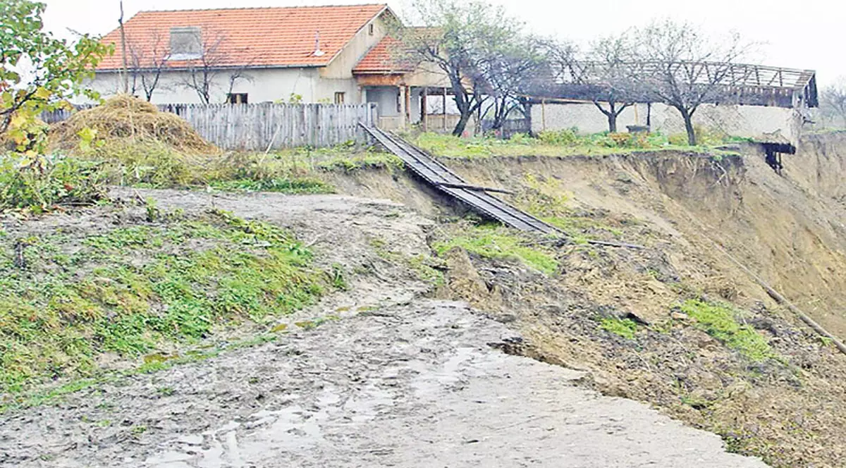 Pământul o ia la vale în Prahova!