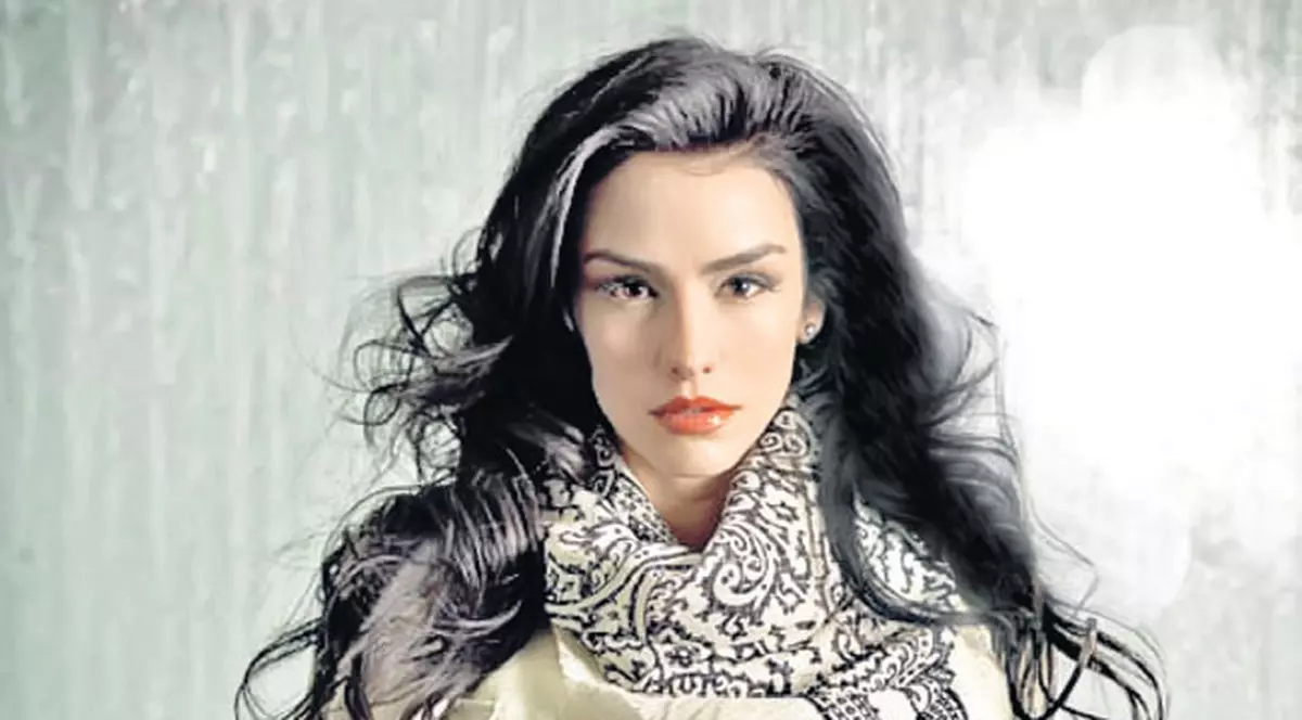 Consuelo îşi vinde diamantele pentru «Briliant»