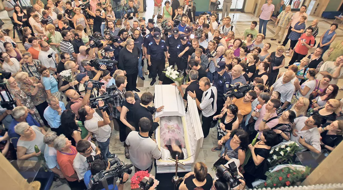 Mădălina va fi îngropată în rochie albă