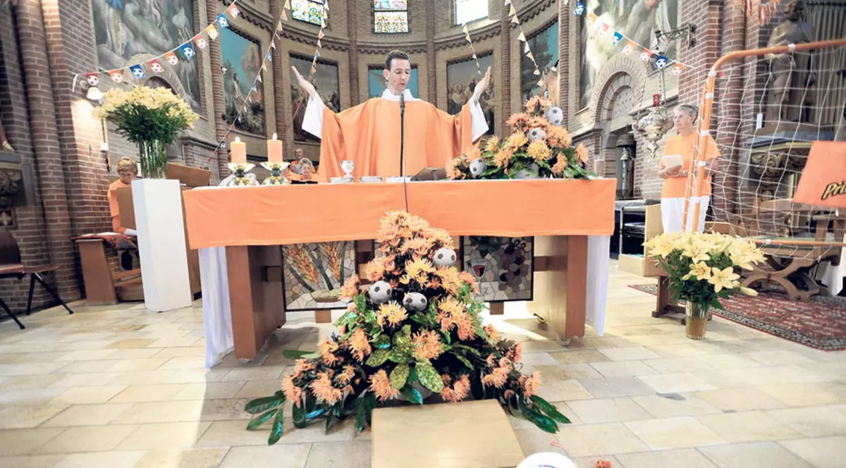 Un preot olandez îşi transformase lăcaşul de cult într-un veritabil stadion