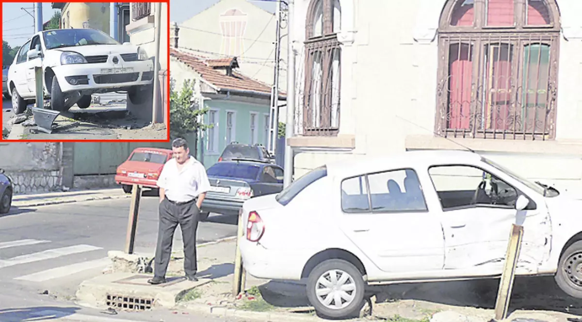 Şi-a înconjurat casa cu stâlpi ca să nu mai intre maşinile în ea