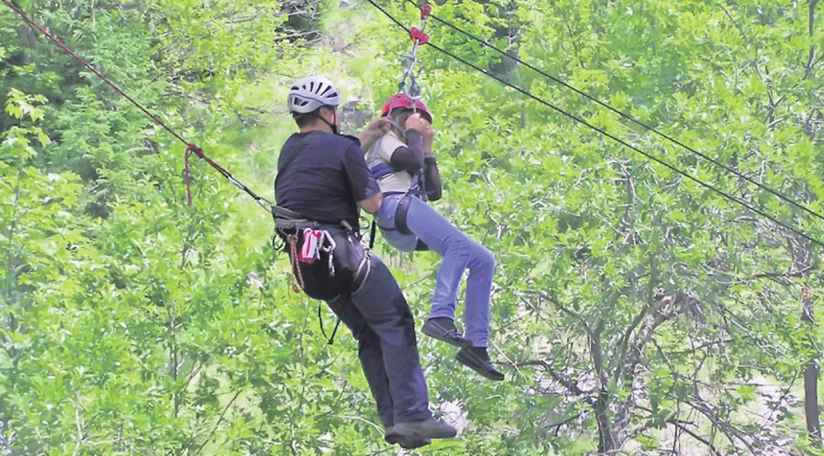 Au uitat de inundaţii în tabără!