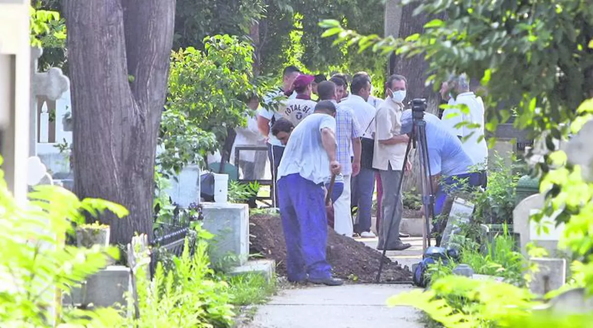 Oasele şi hainele Ceauşeştilor, ciuruite de gloanţe