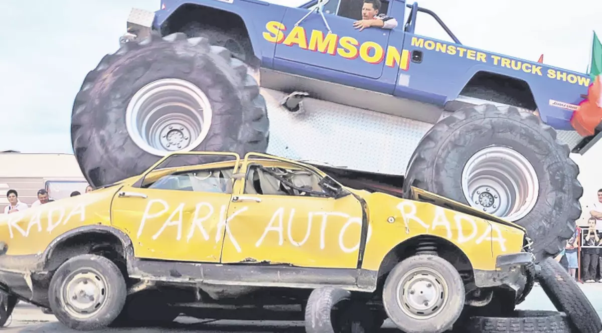 Acrobaţii cu maşini gigant, în Berceni