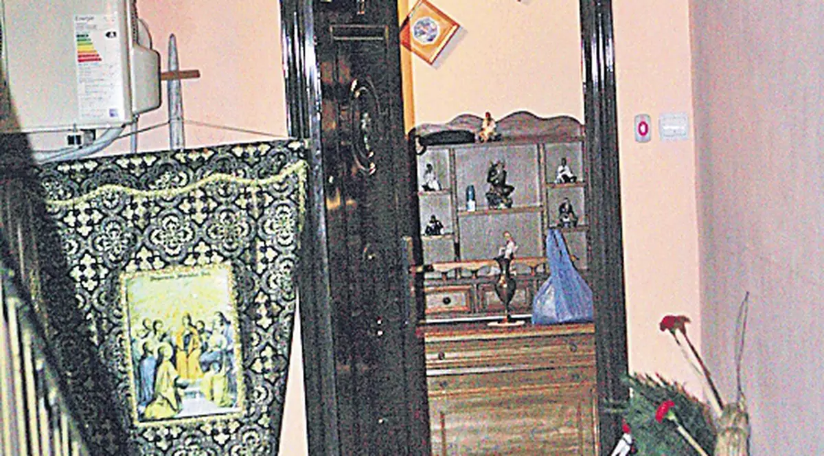 Cu o mână ţinea Biblia, cu cealaltă şi-a tăiat gâtul