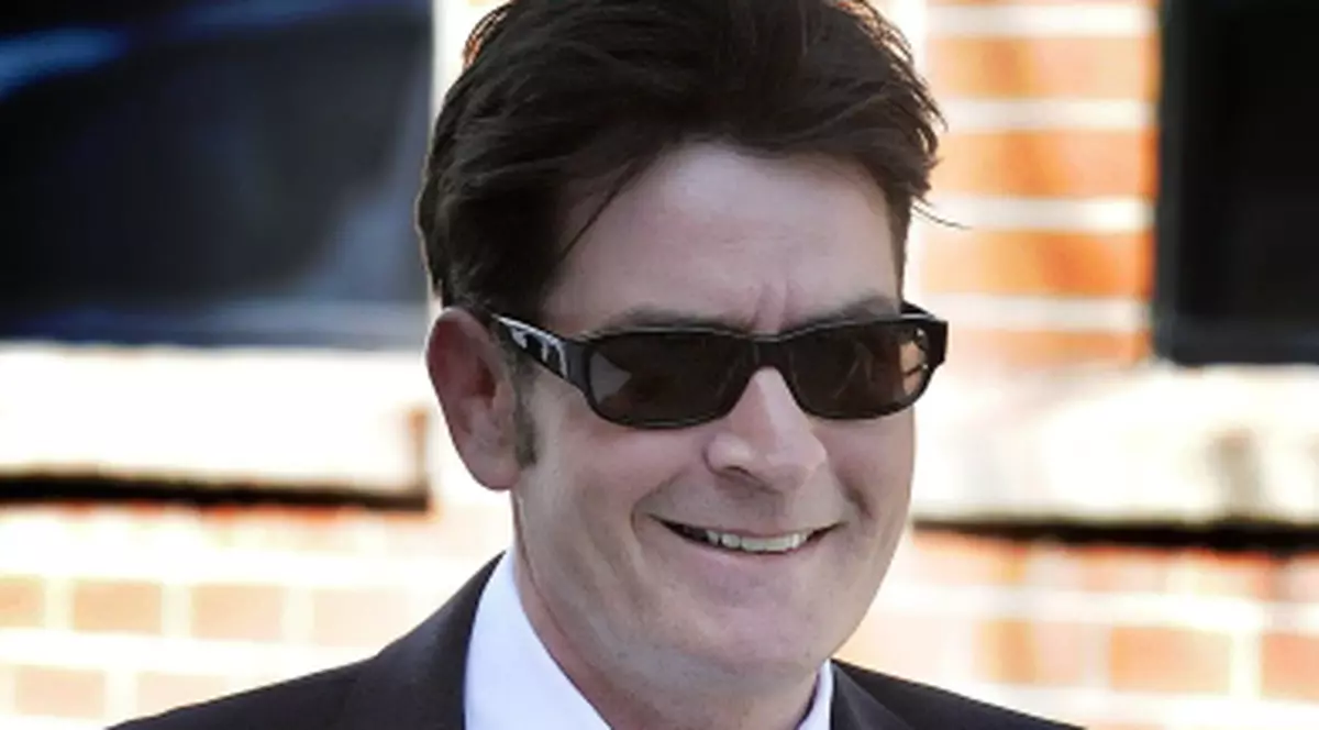 Charlie Sheen a mărturisit că i-a pus cuţitul la gât soţiei sale