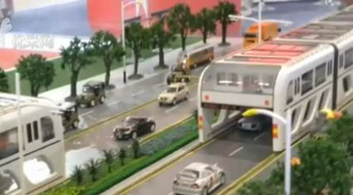 Video | Autobuze pe sub care vor putea trece alte maşini: viitorul Chinei